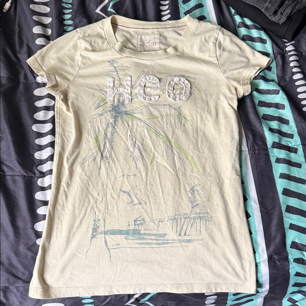 Hollister Cream Graphic Tee